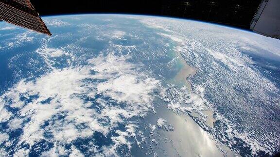 从国际空间站上看到的地球从太空观察美丽的地球美国宇航局延时从太空拍摄地球这段视频由美国宇航局提供