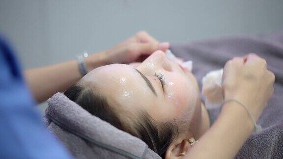 面部护理是对面部皮肤进行治疗的过程