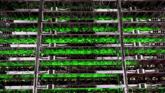 大型有线互联网数据中心存储大型农场的加密货币采矿设备ASIC矿工在机架上挖掘比特币在服务器室超级计算机闪烁着灯光滑块的相机