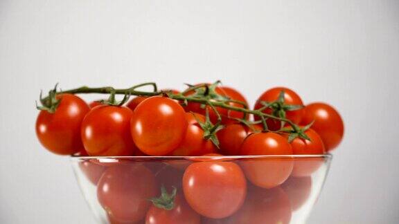 西红柿放在玻璃碗里