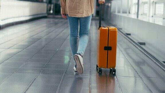 国际机场航站楼亚洲美女带着行李走在机场