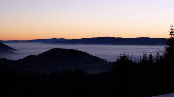 日落时倒转云中山脉的时间间隔