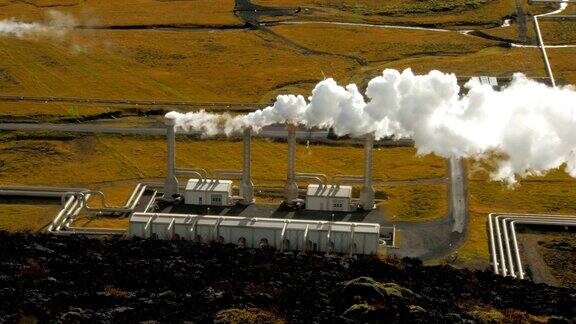 冰岛雷克雅未克附近的地热站主楼俯视喷出的蒸汽