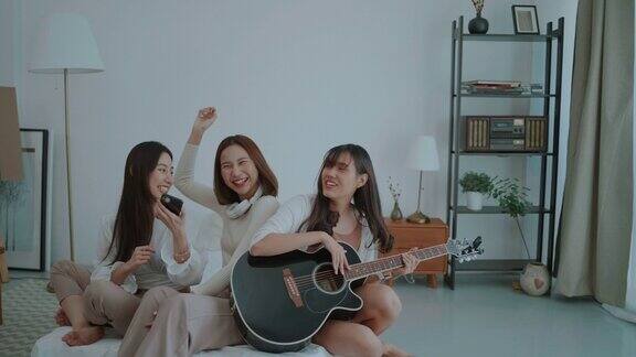 年轻的亚洲女性一起唱歌