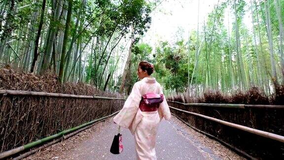 4K的后续镜头:一名身穿和服的亚洲女子走过岚山竹林和佐野竹林日本文化