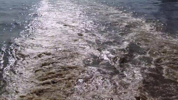 从一艘游轮上看到海水冲刷的背影