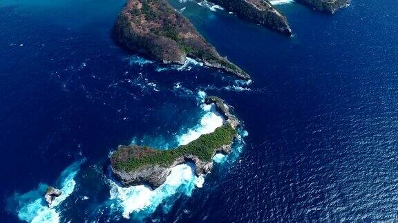 航拍的海湾碧蓝的海水和岩石岛屿很少有灌木丛