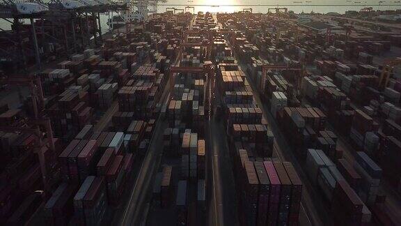 日落港港口的货物集装箱