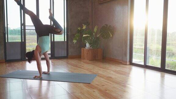 亚洲瑜伽大师教练在健身房里锻炼健康的生活方式