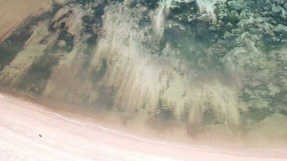 龙目岛印度尼西亚南吉利群岛GiliAsahan岛的无人机拍摄沙滩上的狭长沙粒蓝色的大海上有珊瑚