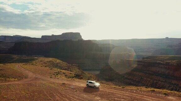 无人机镜头:ShafertrailCanyonlands的汽车