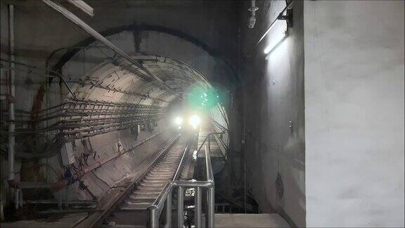 火车从地铁隧道驶来