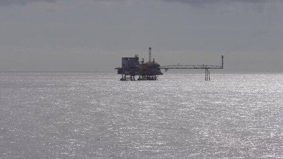 海上石油平台的剪影