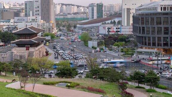 慢镜头:韩国首尔的兴景堂东大门上的行人
