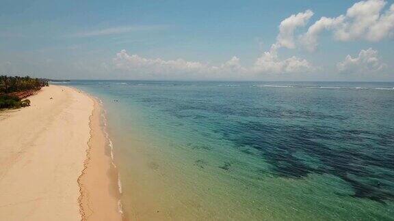 鸟瞰图美丽的海滩巴厘岛