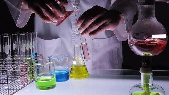 持有实验室玻璃器皿和试管的科学家在化学实验室背景下科学实验室研究和发展