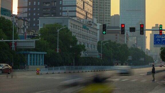 日落黄昏照亮长沙市交通街道十字路口全景时间跨度4k中国