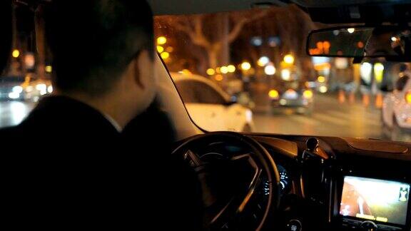 男人在晚上开车