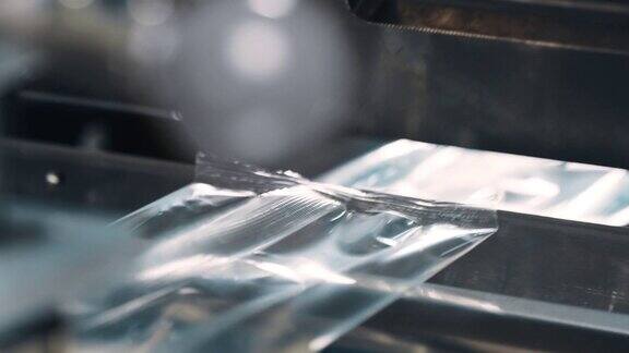 生产线塑料包装机切断聚乙烯包装药品生产药师工作药品制造医药工业理念