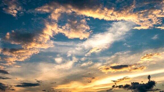 时间流逝拍摄美丽的日落和移动的云戏剧性的天空