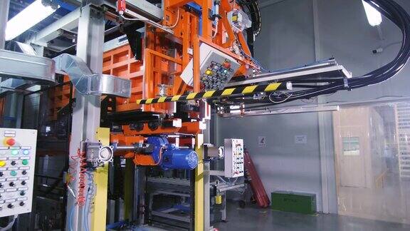 工厂车间的自动化机器和控制面板