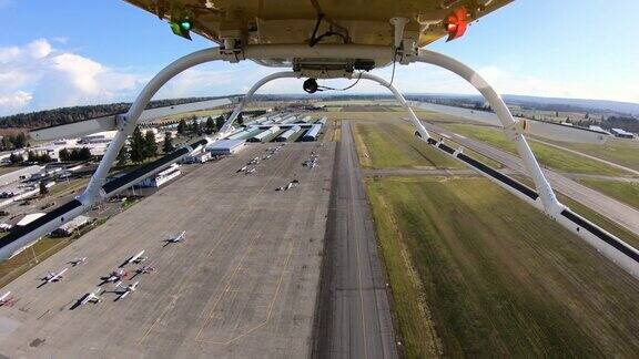 直升机在机场机库跑道上空降落