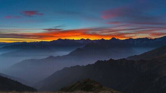 日落时阿尔卑斯山的全景令人惊叹的彩色天空