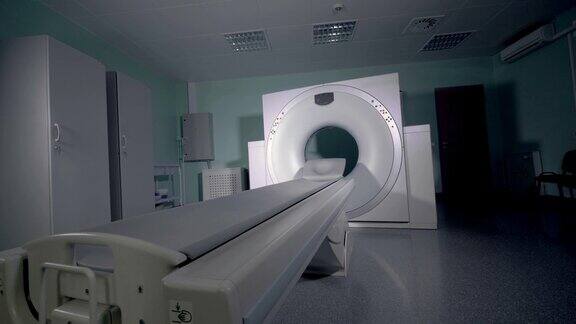 现代医院里的一台空的核磁共振CTPET扫描仪