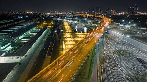 Hyperlapse延时拍摄亚洲城市夜间多车道高速公路或高速公路上的汽车交通运输无人机鸟瞰图向前飞土木工程亚洲交通概念