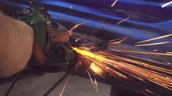 金属工人在汽车车身修理厂打磨4k