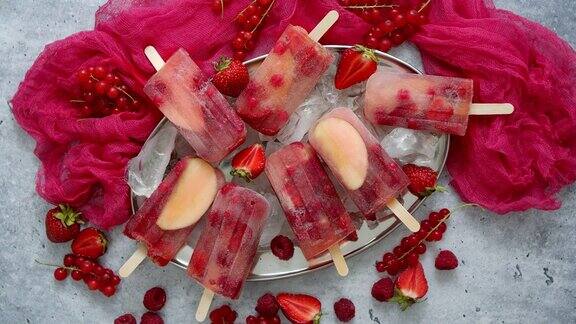 草莓、覆盆子、苹果和红醋栗冰淇淋冰棒