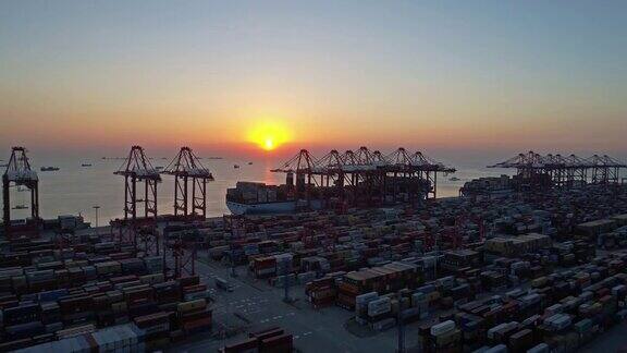 上海洋山深水港日落时的实时鸟瞰图