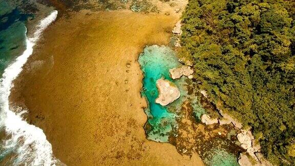 Magpupungko天然岩池鸟瞰图:菲律宾、Siargao