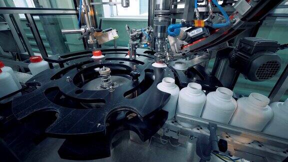 自动瓶盖机器瓶子工厂传送带