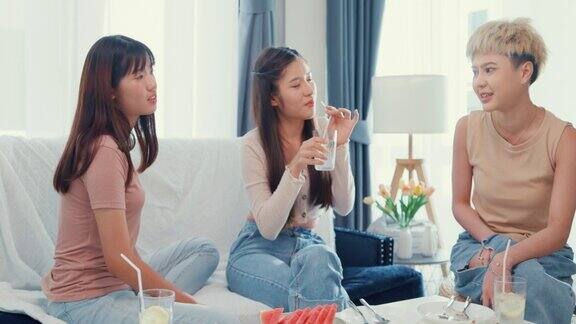 年轻的亚洲女性朋友坐在家里的沙发上聊天一起度过周末