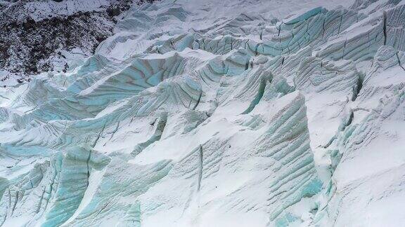 冰川融化了露出了深蓝色的冰