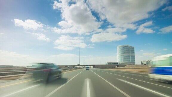 阳光明媚的一天迪拜城著名的交通公路旅行前全景4k时间流逝阿联酋