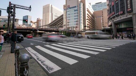 4k时间间隔的人在日本大阪过马路