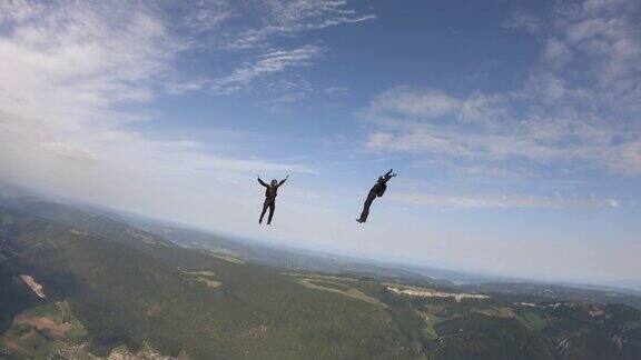 跳伞运动员在瑞士山区上空翱翔