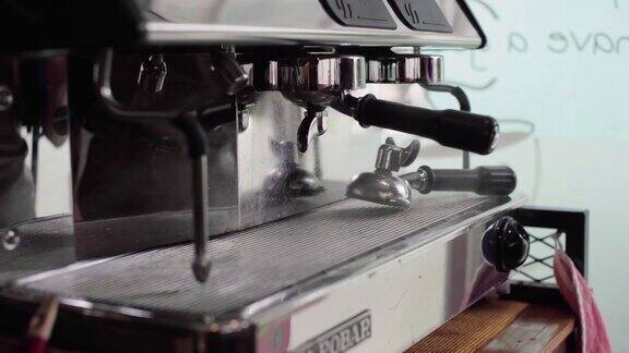 用咖啡机煮咖啡的女人