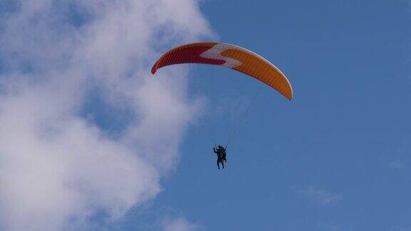 双人滑翔伞极限滑翔伞在晴朗的蓝天下飞行跳伞极限运动