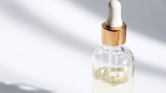 滴管玻璃瓶模型化妆品吸液器上的油滴落在白色背景上石油泡沫