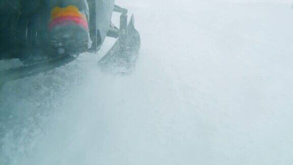 SLOMO雪在雪地摩托下喷溅