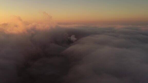 虚幻美丽的橙色晨云从无人机鸟瞰图