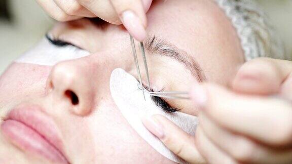 在美容院做睫毛延长手术睫毛密切起来概念spa睫毛