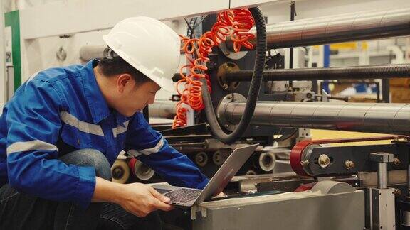工厂制造纸板造纸厂工业工程师检查大型机械输送纸生产线