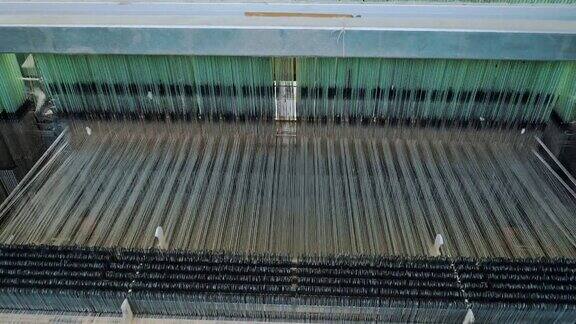 织布机纺织厂设备纺织厂正在工作的工业织布机编织