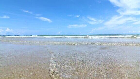 清新和阳光明媚的泰国热带海景海滩海浪拍打着沙滩4KDci分辨率