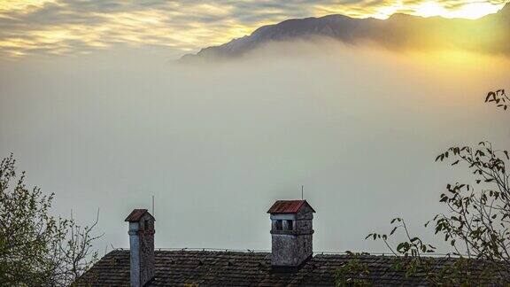 奥地利阿尔卑斯山丘陵小镇的晨曦阿尔卑斯山上的日出欧洲