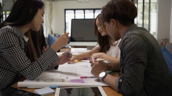 亚洲创意团队在办公室为商业创意集思广益